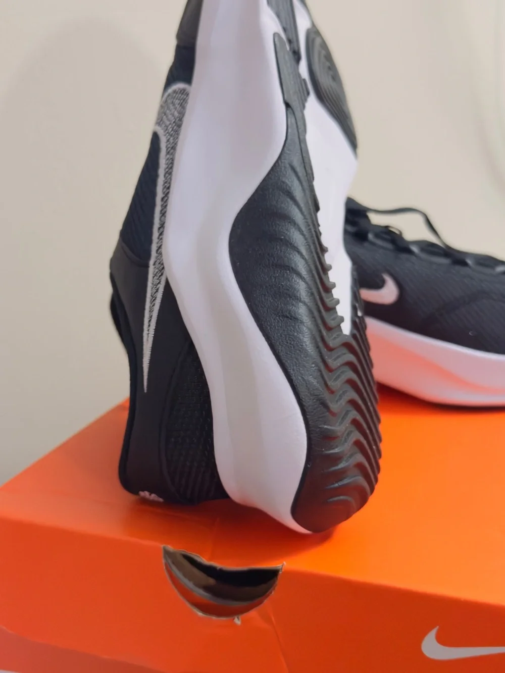Nike Men's Black and White Low-Top Sneakers